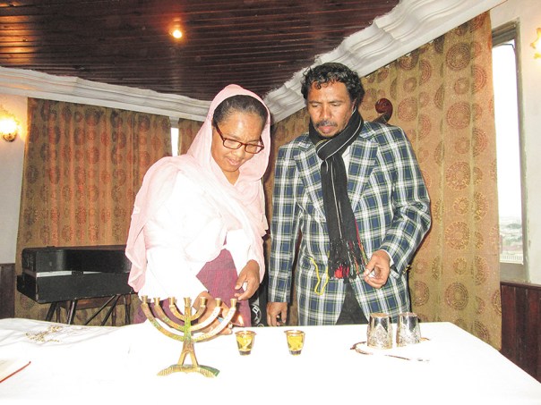 מתפללים ביחד בשבתות וחגים. הדלקת נרות שבת, מדגסקר צילום: אליהו בירנבוים