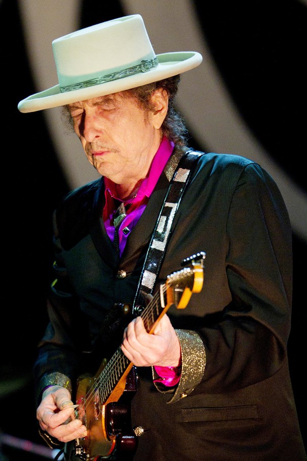 הטרובדור בעל אלף הכובעים. בוב דילן בהופעה, 2011 צילום: אי. פי. איי