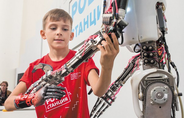 התפתחויות מדעיות שיוצרות דילמות הלכתיות לא פשוטות. משתתף בתחרות סייבורג, מוסקבה 2016 צילום: גטי אימג'