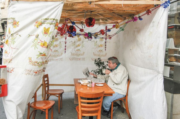 האדם אינו נתבע לפעולה כלשהי, המצווה היא בעצם הישיבה בסוכה. סוכות בירושלים, 2008 צילום: אנה קפלן, פלאש 90