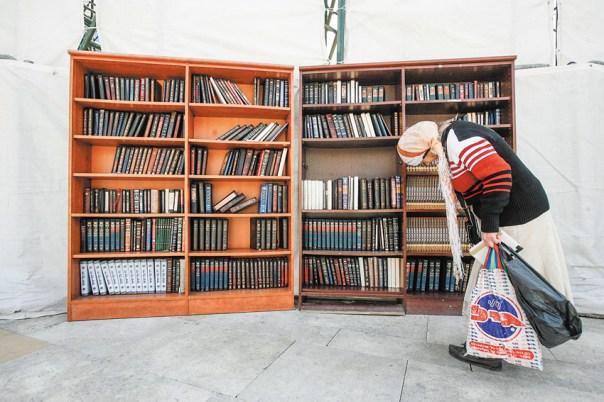 לחובבי הדיוק והדקדוק. מדפי סידורים בכותל, ירושלים 2010 צילום: מרים אלסטר, פלאש 90 