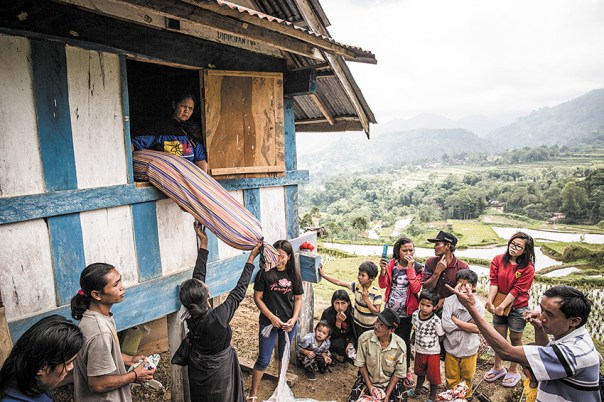 מסרבים להרפות מהמת. טקס קבורה של משפחה מבני הטורג'ה, אינדונזיה, 2014 צילום: גטי אימג'ס