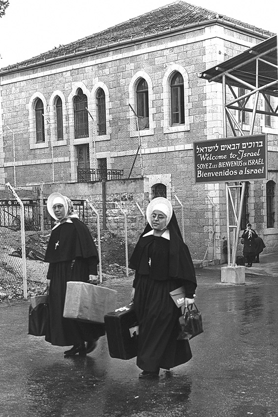 לא רק מעבר פיזי בין מערב העיר ומזרחה. מעבר מנדלבאום, 1964 צילום: פריץ כהן, לע"מ