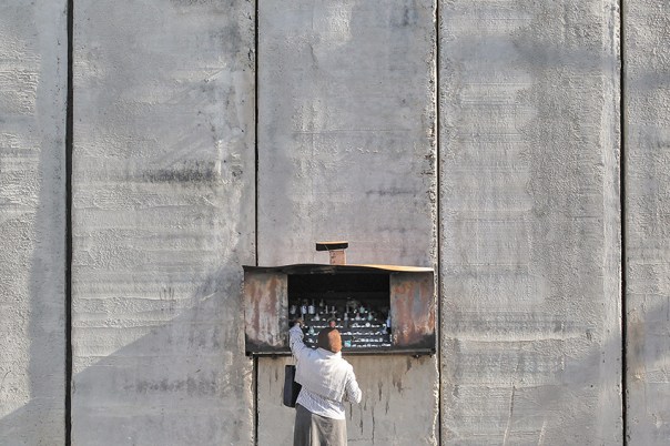 מנחמת‭ ‬את‭ ‬הגולים‭ ‬העוברים‭ ‬ליד‭ ‬קברה‭. ‬קבר‭ ‬רחל‭, ‬2011 צילום‭: ‬נתי‭ ‬שוחט‭, ‬פלאש‭ ‬90 