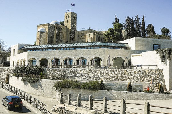 מרכז‭ ‬בגין‭ ‬יושב‭ ‬בירושלים‭ ‬ונהנה‭ ‬מקהל‭ ‬של‭ ‬חובשי‭ ‬כיפות‭, ‬שזה‭ ‬ציבור‭ ‬שהמורשת‭ ‬מאוד‭ ‬חשובה‭ ‬לו‭. ‬אני‭ ‬בהחלט‭ ‬מקנא‭ ‬בציבור‭ ‬הזה‭. ‬בציבור‭ ‬הליכודי‭ ‬יותר‭ ‬בולט‭ ‬העיסוק‭ ‬בפוליטיקה‭ ‬עכשוווית‭, ‬האורן‭ ‬חזנית מרכז‭ ‬בגין‭ ‬בירושלים צילום‭: ‬נתי‭ ‬שוחט‭, ‬פלאש‭ ‬90‎ 