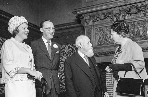 פעל למען היות הציונות תנועה לאומית אוניברסלית.מרטין בובר בביקור באמסטרדם, עם הנסיכה ביאטריקס, הנסיך ברנהרד ויוליאנה מלכת הולנד, 1963 צילום: Beeldbank Nationaal Archief