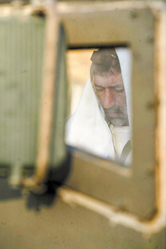 הרבנות הצבאית אינה מעורבת בשיקולי יציאה למלחמה. חייל מתפלל בגבול לבנון, 2006 צילום: חיים אזולאי, פלאש 90