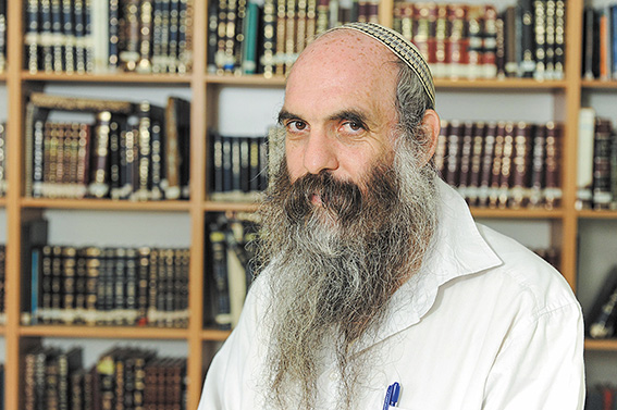 נפתחה נגדו חזית בעקבות השימוש בשיטת 12 הצעדים. הבן, הרב יהושע שפירא צילום: ראובן קסטרו