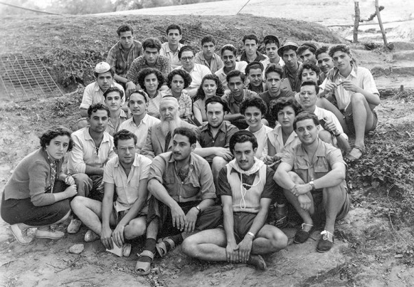 "רובין הוד" חלוצי המנהל את שיבת ציון לבדו. הרב פול פנחס רויטמן (במרכז התמונה) כמדריך בסמינר בני עקיבא, אלג'יריה 1951. לידו הרב רחמים נהוראי, מרבני יהדות צפון אפריקה צילום: מהאלבום המשפחתי