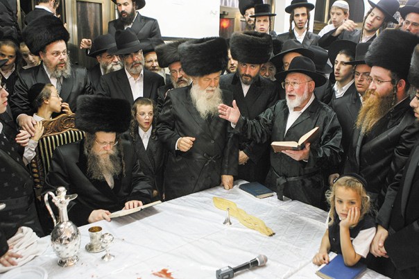 ר' בן ציון שנקר (עומד עם סידור פתוח) בטיש בחצר חסידות מודז'יץ, בני ברק צילום: בחדרי חרדים