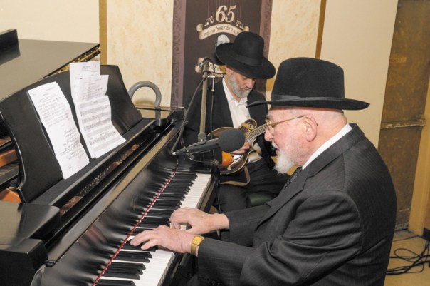 מנגן בפסנתר בוועידת מודז'יץ בניו יורק צילום: בחרדי חרדים