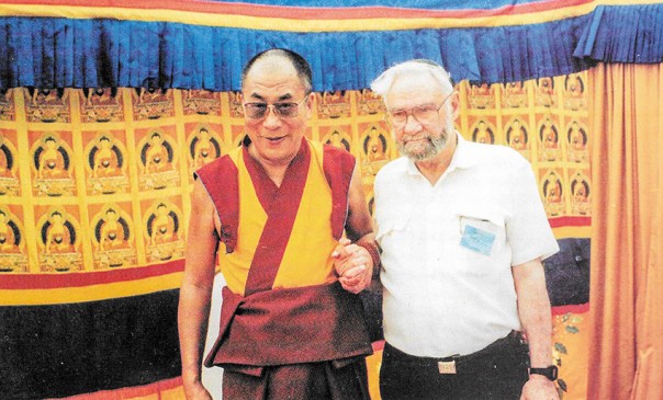 עם הדלאי לאמה בביקורו בארץ, תחילת שנות ה–90 copyright Colette Baer 