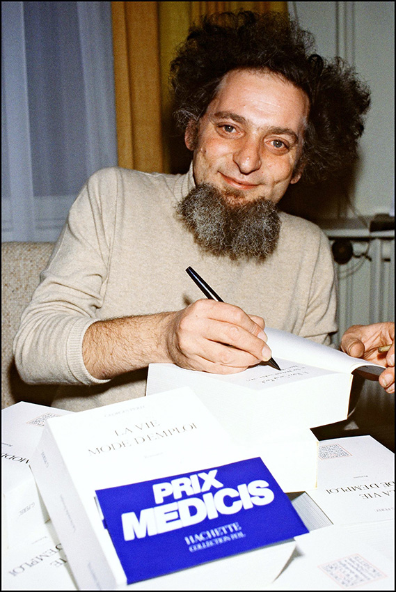 אסטרונומים קראו על שמו כוכב לכת חדש שמצאו. ז'ורז' פרק חותם על ספרו "החיים, הוראות שימוש", פריז 1978 צילום: אי.אפ.פי