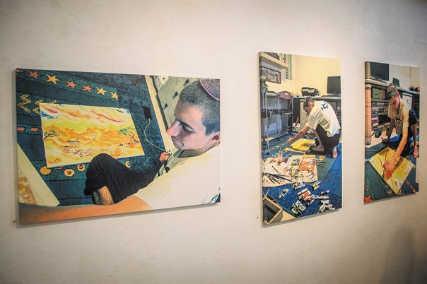 "הדר בני אמר: יש לך שתי אפשרויות בחיים, להתעסק בעצמך או לעשות דברים גדולים". הדר גולדין, מתוך תערוכה מציוריו שהוצגה בגלריה עין הוד, אוגוסט 2015 צילום: גארט מילס, פלאש 90