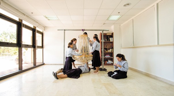 דימויים מתוך אתר חסידיש פלוס; "כל כבודה", פריים מתוך עבודת וידאו