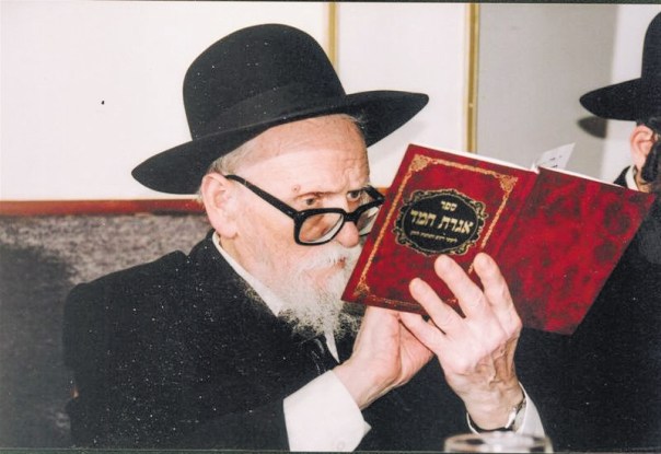 טען שמצוות העלייה לארץ ישראל היא מצווה פרטית על כל אדם. הרב אליעזר יהודה וולדינברג צילום: בחדרי חרדים