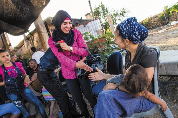 דווקא משום שהציבור הערבי הוא דתי ומסורתי. מפגש ישראלים–פלשתינים בגוש עציון, 2015 צילום: נתי שוחט, פלאש 90