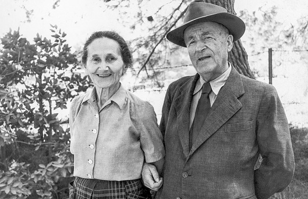 נהג לומר שהלשון העברית היא כל חייו. ש"י עגנון עם אשתו אסתר בחצר ביתם, 1966 צילום: באדיבות בית עגנון