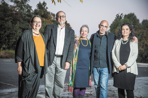 משתתפי כנס מתרגמי עגנון בספרייה הלאומית בירושלים. מימין לשמאל: ד"ר אורית מיטל, עמנואל מוזס, ליאורה בינג–היידקר, הרב יוסף (ג'פרי) סאקס ואנה בירקנהאור צילום: הדס פרוש, פלאש 90