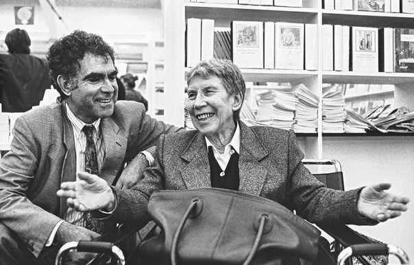 "הקוראים הישראלים מרגישים שהיא כותבת עליהם, אליהם". נטליה וקרלו גינצבורג, יריד הספרים בטורינו, 1989 צילום: Giovanna Borgese copyright