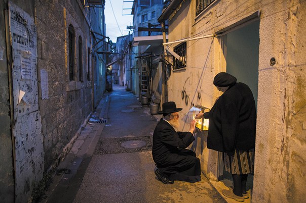 לעשות שלום בין איש לאשתו. חנוכה, ירושלים 2015 צילום: יונתן זינדל, פלאש 90