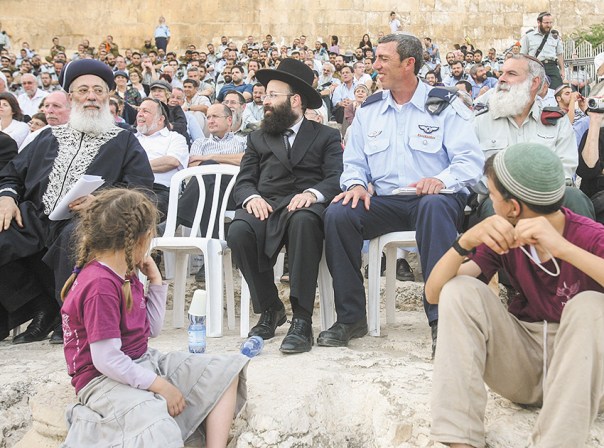 ריבוי הכיפות הסרוגות בצה"ל מאיים על ההגמוניה הוותיקה. טקס חילופי הרבנים הצבאיים הראשיים, 2010 צילום: מרים צחי
