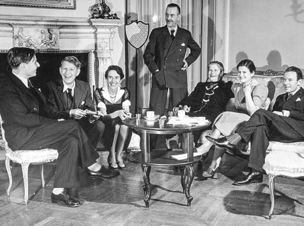 האמנים ביצירותיו משלמים מחיר כואב. תומאס מאן (במרכז) ומשפחתו. (שני משמאל: המשורר וו. ה. אודן. שהתחתן עם בתו של מאן). צילום: ג'טי אימ'גס