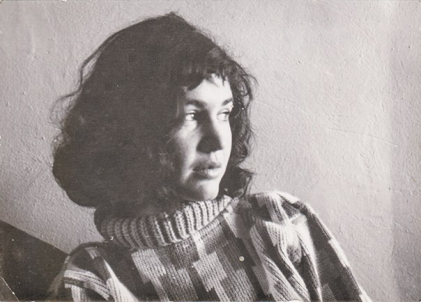 ראו שהיא משוררת. דליה רביקוביץ. מתוך הסרט הדוקומנטרי "בובה ממוכנת", ששודר בערוץ הראשון צילום: באדיבות יצחק לבני