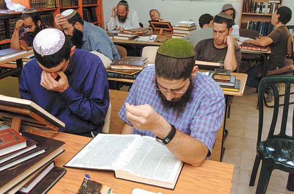 מענה הן ליושבי בית המדרש והן לבעלי הבתים לומדי התורה. תלמידי ישיבה בירושלים צילום: יוסי זמיר, פלאש 90