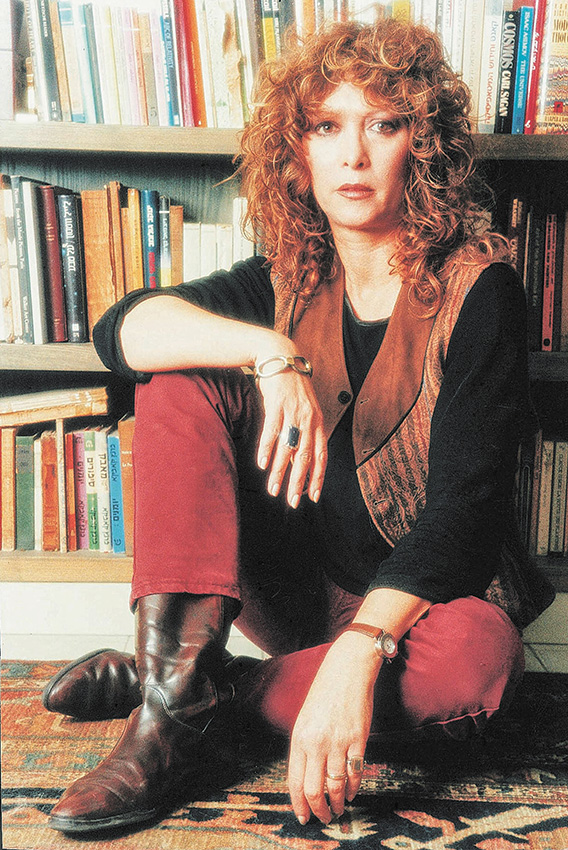 משהו בקשב העמוק שלה מאפשר ליושבים בפניה פתיחות נדירה. הלית ישורון, 2004 צילום: ראובן קסטרו