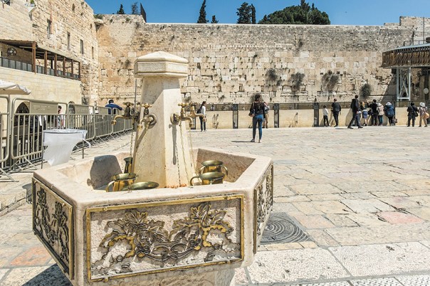נוהג שייחד את הפרושים ועורר מחלוקת בימי בית שני. עמדת נטילת ידיים בכותל צילום: ראלף רולטסצ'ק