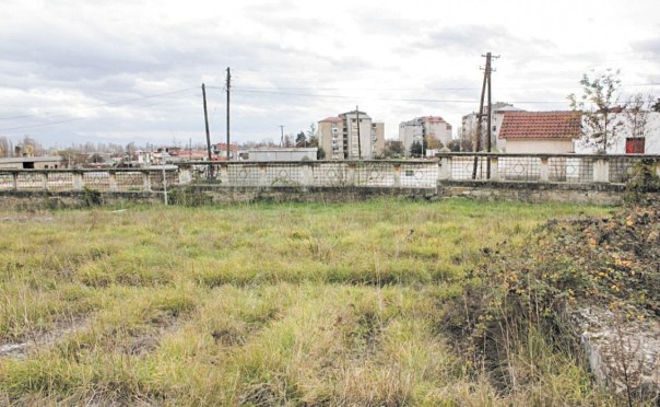 קצה חוט לסיפור שהלך לאיבוד יחד עם בני הקהילה. בתמונה העליונה - בית הקברות בתחילת עבודות החישוף, 2015.
למטה: 2016, שנה מיום תחילת העבודות צילום: מתוך דוח משלחת התיעוד והשימור לביטולה