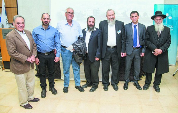 משתתפי‭ ‬כנס‭ ‬מכון‭ ‬כת‭"‬ר‭. ‬מימין‭ ‬לשמאל‭: ‬הרב‭ ‬יעקב‭ ‬אריאל‭, ‬שאול‭ ‬מרידור‭, ‬הרב‭ ‬שלמה‭ ‬אישון‭, ‬הרב‭ ‬יצחק‭ ‬בזק‭, ‬ח‭"‬כ‭ ‬לשעבר‭ ‬חיים‭ (‬ג‭'‬ומס‭) ‬אורון‭, ‬יהודה‭ ‬יפרח‭, ‬פרופ‭' ‬איתן‭ ‬ששינסקי צילום‭: ‬מיכאל‭ ‬ארנבורג‭, ‬המרכז‭ ‬האקדמי‭ ‬לב 