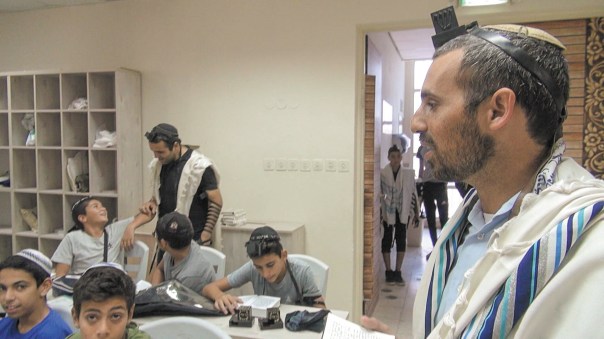 המחנך צריך להכיר היטב את הסביבה התרבותית–ערכית של הילד. אבישי מזרחי ותלמידיו, מתוך הסדרה "אחרי הצלצול" צילום: באדיבות ערוץ 10