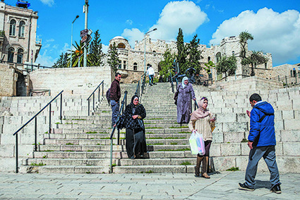 יחס‭ ‬אל‭ ‬המדינה‭ ‬כמעניקת‭ ‬זהות‭ ‬בלבד‭ ‬מועיד‭ ‬למיעוטים‭ ‬עמדה‭ ‬ש‭ ‬ניכור‭. ‬שער‭ ‬שכם‭, ‬ירושלים‭ ‬2016‭ ‬ צילום‭: ‬קורינה‭ ‬קרן‭, ‬פלאש‭ ‬90 