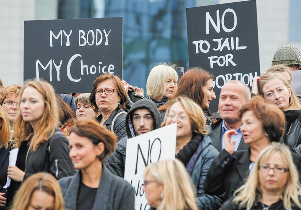 ההנחה הליברלית שעובּר אינו בן אדם היא השאלה השנויה במחלוקת. מפגינים פולנים נגד החוק האוסר הפלות במדינה, אוקטובר 2016 צילום: אי.פי.אי,