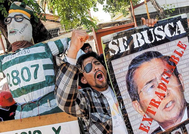 שנות שלטון מושחתות. הפגנה נגד נשיא פרו לשעבר, אלברטו פוג'ימורי, 2005 צילום: אי.פי.איי