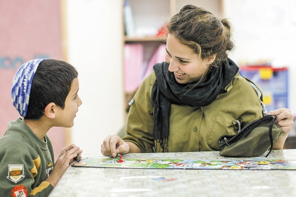 גיוס הבנות הדתיות לצה"ל תרם תרומה עצומה לחברה הכללית. חיילת בשדרות, 2009 צילום: קובי גדעון, פלאש 90