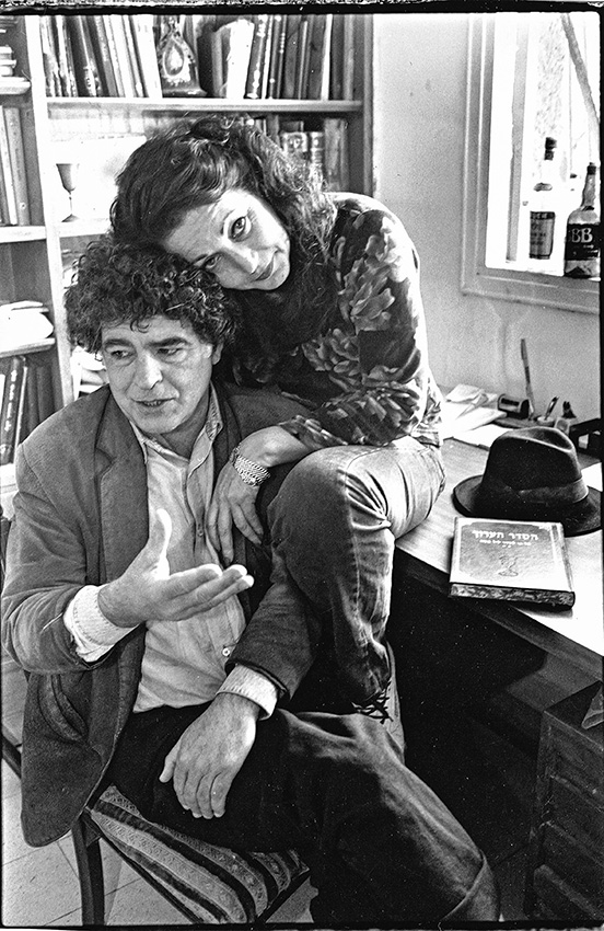 יצא בכל מאודו נגד התרבות שגדל בה. מאיר אריאל ואשתו תרצה, 1993 צילום: יוסי אלוני