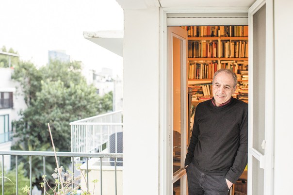 "גדלתי עם רעש של מכונות תפירה ענקיות". ניסים קלדרון צילום: אבישג שאר ישוב