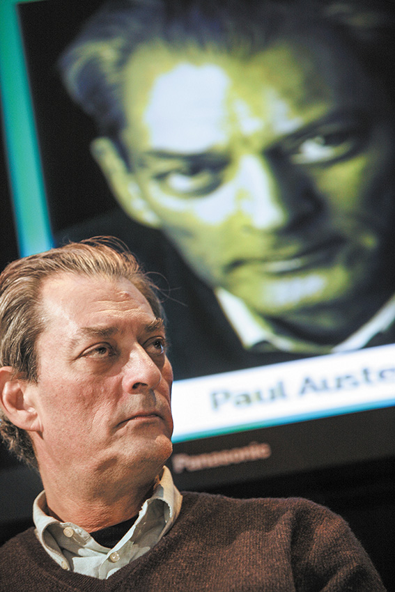 כמו‭ ‬ילד‭ ‬בחנות‭ ‬צעצועים‭. ‬פול‭ ‬אוסטר‭, ‬2010 צילום‭: ‬אי‭.‬אף‭.‬פי 