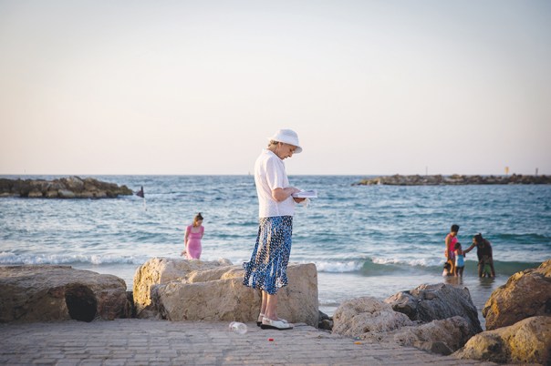 התפילה כפעילות קיומית וחיונית בחיי האדם. חוף תל אביב, 2016 צילום: מרים אלסטר