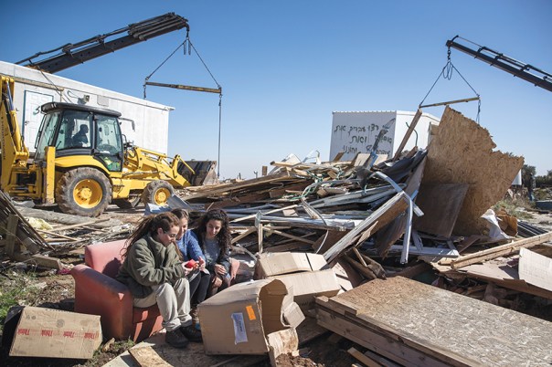 אני לא תומך בנתניהו, כי אני לא תומך בשתי מדינות לשני עמים, אבל נתניהו נראה לי מנהיג טוב למדינת ישראל. מההתנתקות נשארה אצלי צלקת כזו, שמכאיבה לי מחדש מפעם לפעם. למשל, כשמפנים את עמונה הפינוי בעמונה, 2017 צילום: נתי שוחט, פלאש 90 