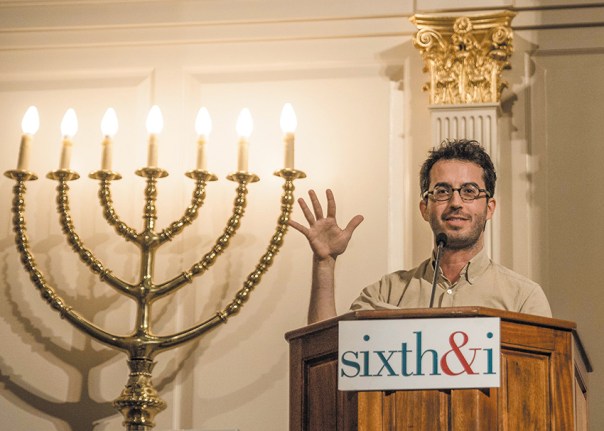 בשבילו נברא העולם, וכדי לקשט את הגיגיו - נחרב. ג'ונתן ספרן פויר קורא מתוך ספרו החדש בבית הכנסת ההיסטורי בוושינגטון, ספטמבר 2016 צילום: אי.אפ.פי