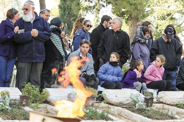 המיתוס המובהק של מלחמת תש"ח. טקס אזכרה בהר הרצל לחללי שיירת הל"ה צילום: פלאש 90