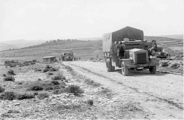 שיירה בדרך לגוש עציון, שנות ה-40 צילום: אוצר תמונות הפלמח