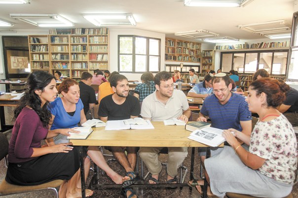 מרחב ש"מתחשב כלפי מתחשבים". לימוד במדרשת עין פרת שבאלון צילום: מרים צחי. למצולמים אין קשר למאמר