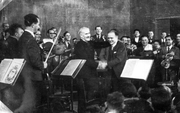 "אני עושה זאת למען האנושות". הקונצרט הראשון של התזמורת הפילהרמונית הארצישראלית, 1936. במרכז: המנצח ארתורו טוסקניני