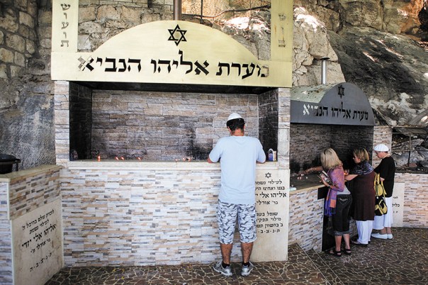 הדתל"ש דורש את המודל המסורתי שרווח בחברה הדתית הספרדית. מערת אליהו הנביא, 2009 צילום: מתניה טאוזיג, פלאש 90