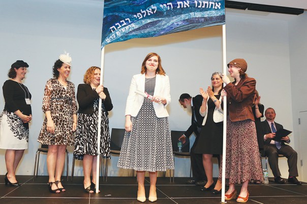 תשע מבוגרות הישיבה מועסקות בתפקידים רבניים בבתי כנסת שונים. טקס הסמכה לרבנות של בוגרות ישיבת מהר"ת, 2016 צילום: Shulamit Seidler–Feller